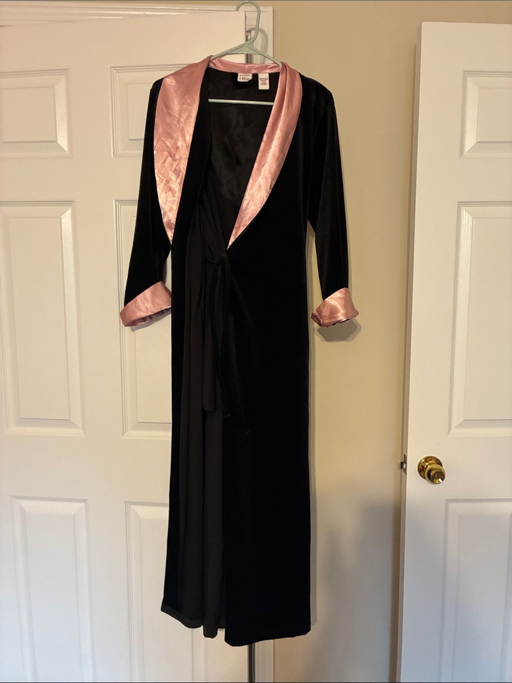 Gilligan & O'Malley Black Velvet Robe with Pink Satin Trim
